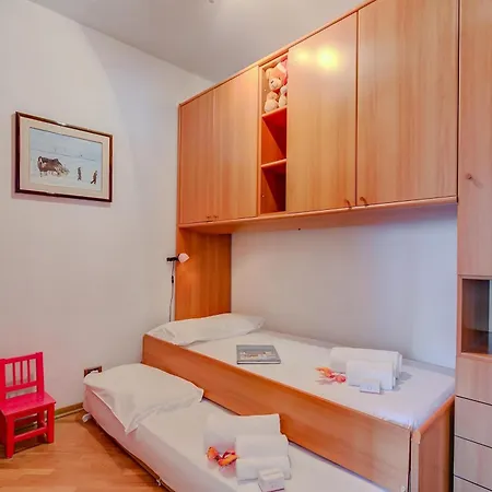 Apartment Snow White - Happy